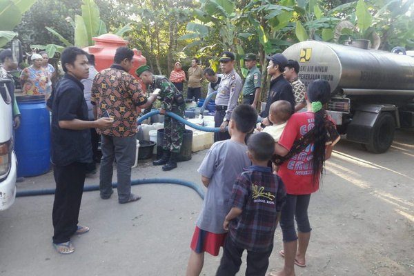 Polsek Sumpiuh mengadakan bakti sosial berupa pembagian air bersih kepada warga Desa Nusadadi, Kecamatan Sumpiuh, Kabupaten Banyumas, Jateng, Kamis (20/6). (Foto: Polres Banyumas)
