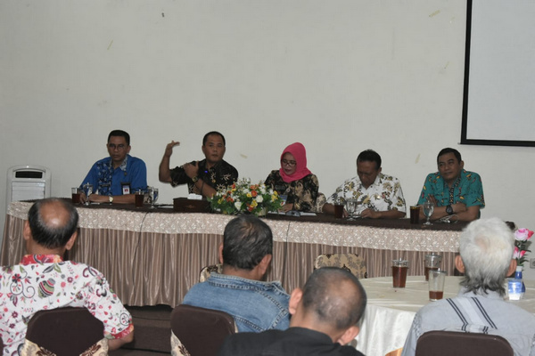 Bupati Karanganyar, Juliyatmono, saat audiensi dengan para pelaku kuliner olahan daging anjing di Kabupaten Karanganyar, Jateng, Kamis (20/6). (Foto: Pemkab Karanganyar)