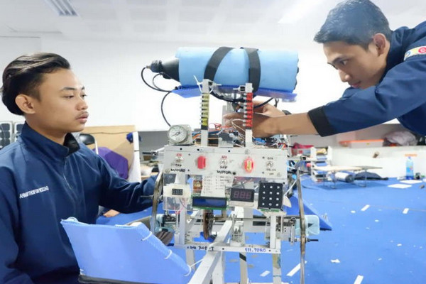 Salah satu peserta Kontes Robot Indonesia yang diselenggarakan di Universitas Dian Nuswantoro, Semarang, pada 22-23 Juni 2019. (Foto: Antara Foto).