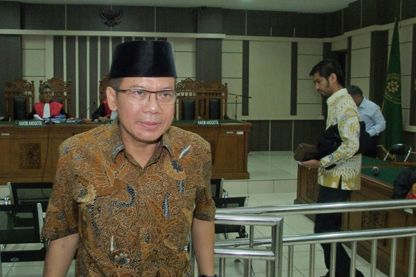 Terdakwa kasus dugaan suap pengurusan DAK Kebumen dan Purbalingga, Taufik Kurniawan, meninggalkan ruang sidang usai mengikuti sidang pembacaan tuntutan di Pengadilan Tipikor Semarang, Jateng, Senin (24/6). (Foto: Antara Foto/R. Rekotomo)