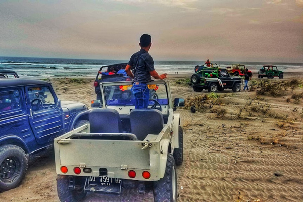 Susur Pantai Parangtritis, Kabupaten Bantul, DIY, menggunakan jip. (Foto: Google Maps/Bowo Ablech)