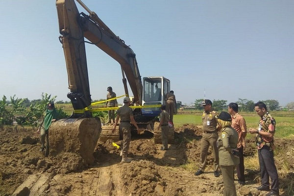 Tim gabungan Pemkab Kudus menutup lokasi galian C ilegal di Desa Papringan, Kecamatan Kaliwungu, Kabupaten Kudus, Jateng, Selasa (25/6). (Foto: Pemkab Kudus)