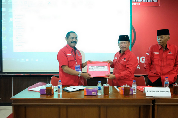 Ketua DPC PDIP Surakarta, FX Hadirudyatmo (kiri), sela rakercab di Kantor DPC PDIP Surakarta, Jateng, Selasa (25/6) malam. (Foto: Twitter/@pdipsurakarta)