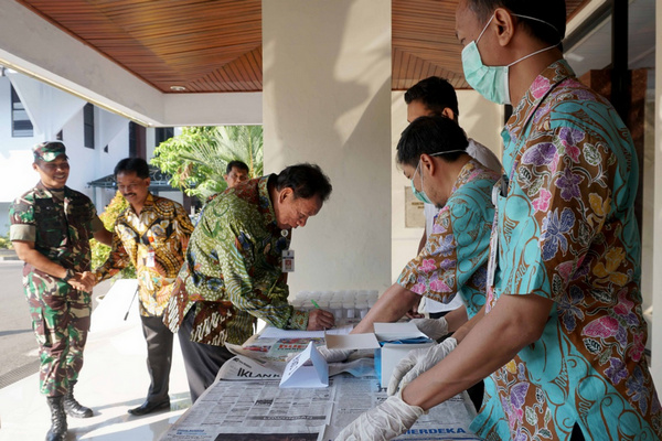 Wali Kota Pekalongan, HM Saelany Machfudz (tengah), mengisi daftar peserta tes urine di komplek Setda Kota Pekalongan, Jateng. (Foto: Pemkot Pekalongan)