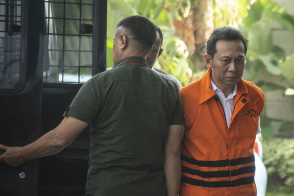 Bekas Bupati Kebumen, Mohammad Yahya Fuad, bersiap menjalani pemeriksaan di gedung KPK, Jakarta, 30 Mei 2018. (Foto: Antara Foto/Aprillio Akbar)