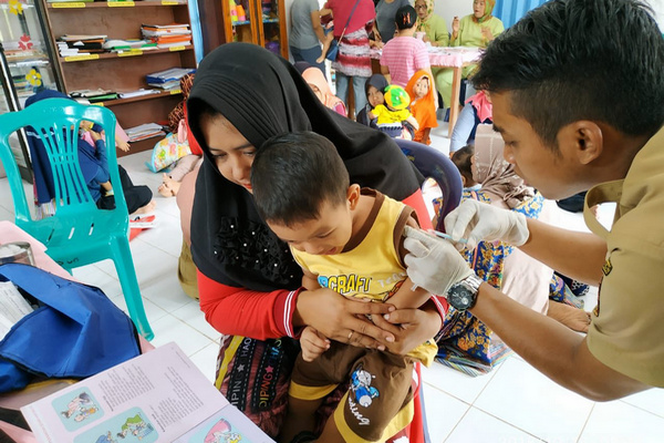 Seorang ibu mendampingi anak balitanya yang sedang diimunisasi MR oleh petugas Puskesmas Pandu Senjaya, Kabupaten Kotawaringin Barat, Kalteng, 16 Oktober 2018. (Foto: Pemprov Kalteng)