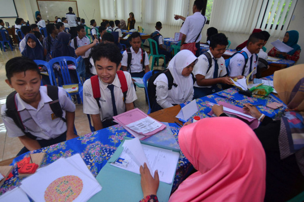 Sejumlah siswa mengikuti seleksi PPDB di SMKN 2 Ciamis, Jabar, 5 Juli 2018. (Foto: Antara Foto/Adeng Bustomi)