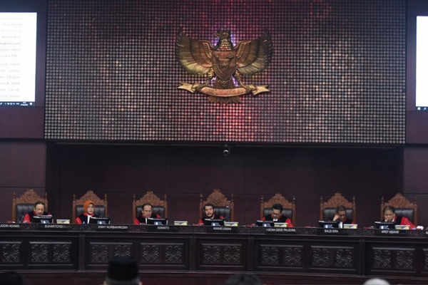 Majelis Hakim MK membacakan putusan sidang PHPU 2019 di Gedung MK, Jakarta, Kamis (27/6). (Foto: Antara Foto/Hafidz Mubarak A.)