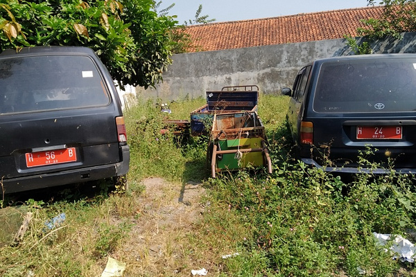 Kendaraan dinas Pemkot Salatiga yang terparkir di lahan kosong belakang Bank Salatiga, Jateng, Senin (1/7). (Foto: Kedaulatan Rakyat/Edy Susanto)