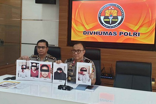 Karo Penmas Divhumas Polri, Brigjen Dedi Prasetyo (kanan), menunjukkan kelima terduga teroris yang diamankan Densus 88 di saat memberikan keterangan pers di Mabes Polri, Jakarta, Senin (1/7). (Foto: Polri)