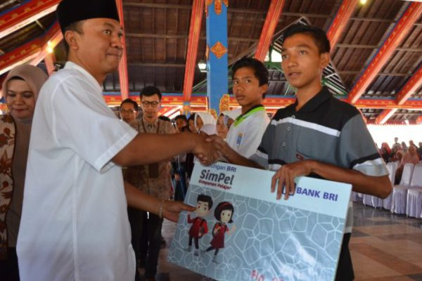 Ilustrasi penyaluran bantuan sosial. (Foto: Pemkab Lombok Barat)