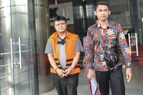 Hakim nonaktif PN Semarang, Lasito (kiri), usai menjalani pemeriksaan di Gedung Merah-Putih, Jakarta, Jumat (14/6). (Foto: Antara Foto/Nova Wahyudi)