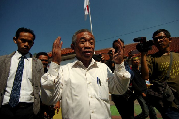Politikus NasDem, Nurul Qomar (tengah), berdoa usai menjalani pemeriksaan di Kejari Brebes, Jateng, Rabu (26/6). (Foto: Antara Foto/Oky Lukmansyah)