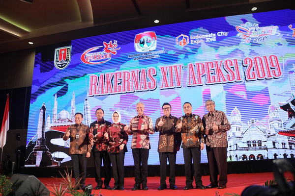 Mendagri, Tjahjo Kumolo (ketiga kanan), sela pembukaan Rakernas XIV Apeksi di Kota Semarang, Jateng, Rabu (3/7). (Foto: Kemendagri)