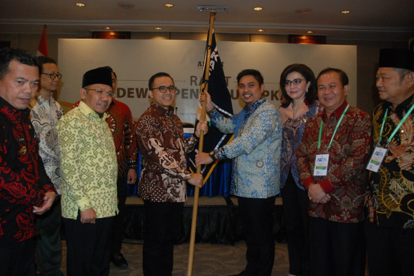 Ketua Umum Apkasi, Abdullah Azwar Anas (kelima kiri), menerima pataka dari pimpinan sebelumnya, Mardani H. Maming (keempat kanan), sela Rapat Dewan Pengurus Apkasi di Jakarta Convention Center, Jakarta, Rabu (3/7). (Foto: Apkasi)