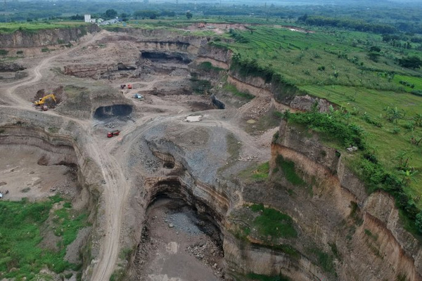 Bukit-bukit di Kelurahan Rawasari, Kecamatan Tembalang, Kota Semarang, Jateng, telah botak akibat aktivitas pertambangan galian C selama 10 tahun lebih. (Foto: Antara Foto/Aditya Pradana Putra)