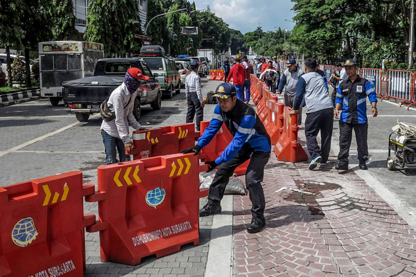 Petugas memasang water barrier untuk mengatur lalu lintas selama proyek penataan Jalan Jenderal Sudirman di Kota Surakarta, Jateng. (Foto: Pemkot Jateng)