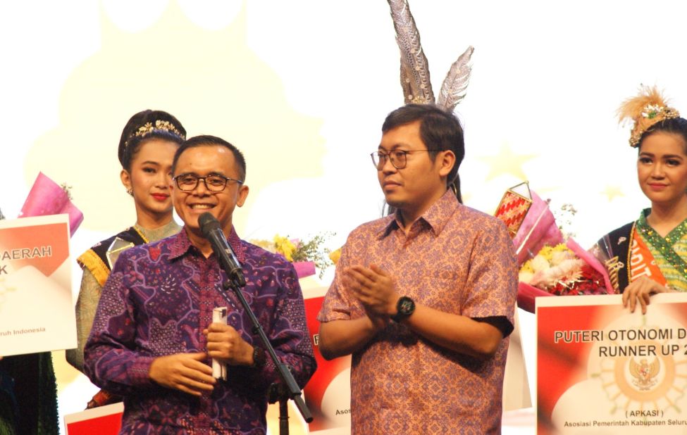 Ketua Umum Apkasi, Abdullah Azwar Anas bersama CEO, Ahmad Zaky pada penutupan Apkasi Otonomi Expo 2019 yang berlangsung di Hall B, Balai Sidang Jakarta Convention Center, Senayan Jakarta, Jumat (5/7/2019).