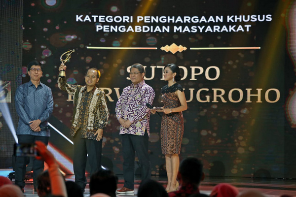 Kapusdatin Humas BNPB, Sutopo Purwo Nugroho (kedua kiri), menerima Liputan 6 Awards 2019 Kategori Pengabdian Masyarakat di Jakarta, Sabtu (25/5). (Foto: BNPB)
