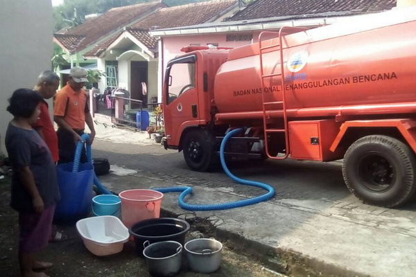 BPBD Banyumas mendistribusikan 10 ribu liter air bersih untuk 150 kepala keluarga di Perum Pamujan di Kelurahan Teluk, Kecamatan Purwokerto Selatan, Kabupaten Banyumas, Jateng, 27 Juni 2017. (Foto: Twitter/@Trc_Bpbd)