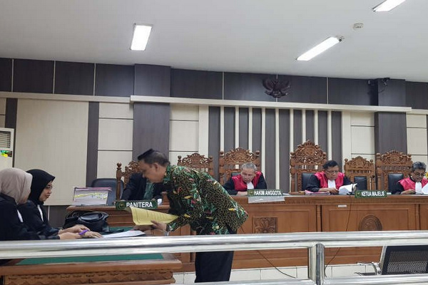 Terdakwa kasus pembobolan dana kasda Kota Semarang senilai Rp26,7 miliar, Dody Kristyanto (batik hijau), saat menjalani sidang di Pengadilan Tipikor Semarang, Jateng. (Foto: Antara/IC Senjaya)