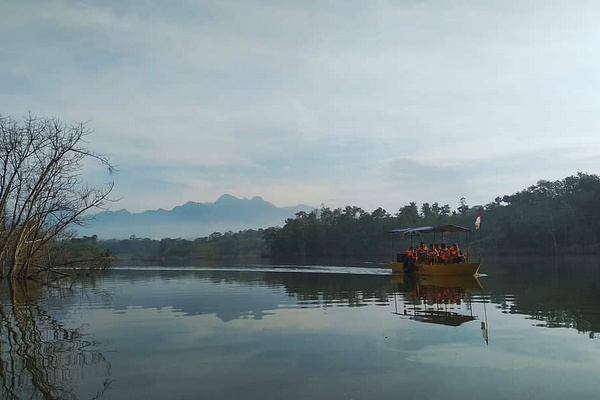 Perahu wisata membawa pelancong berkeliling Bendungan Logung di Kabupaten Kudus, Jateng. (Foto: Instagram/@sekitarkudus