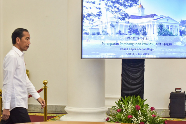 Presiden Jokowi sesaat sebelum memimpin Ratas Percepatan Pembangunan Jateng di Ruang Garuda, Istana Kepresiden Bogor, Jabar, Selasa (9/7). (Foto: Twitter/@setkabgoid)