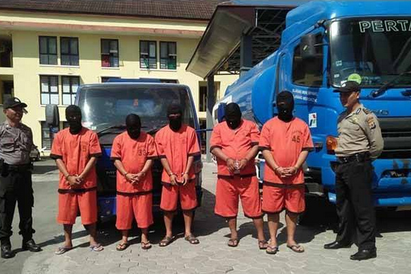 Kelima tersangka kasus penyaluran solar bersubsidi ilegal mengenakan kaos tahanan saat jumpa pers di kompleks Rusun Ditsamapta Polda DIY, Kabupaten Sleman, DIY, Selasa (9/7). (Foto: Sindonews/Priyo Setyawan)