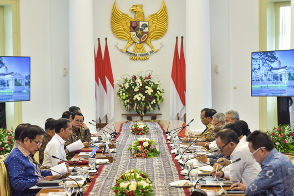 Suasana Ratas Percepatan Pembangunan Jateng di Ruang Garuda, Istana Kepresiden Bogor, Jabar, Selasa (9/7). (Foto: Twitter/@setkabgoid)