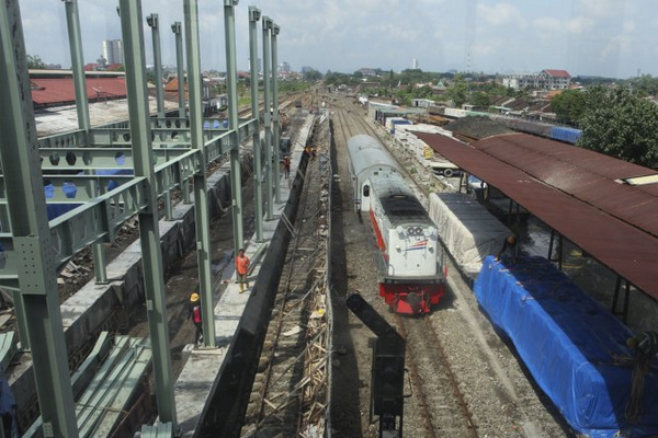 Pekerja menyelesaikan pembangunan ruang tunggu KA Bandara Solo Raya di Stasiun Balapan Solo, Kota Surakarta, Jateng, Jumat (18/1). (Foto: Antara Foto/Maulana Surya)