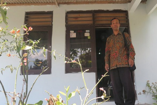 Pendeta Tigor Yunus Sitorus berdiri di depan rumahnya di RT 34 Kampung Gunung Bulu, Dusun Bandut Lor, Desa Argorejo, Kecamatan Sedayu, Kabupaten Bantul, DIY, Selasa (9/7). (Foto: tirto.id/Irwan Syambudi)