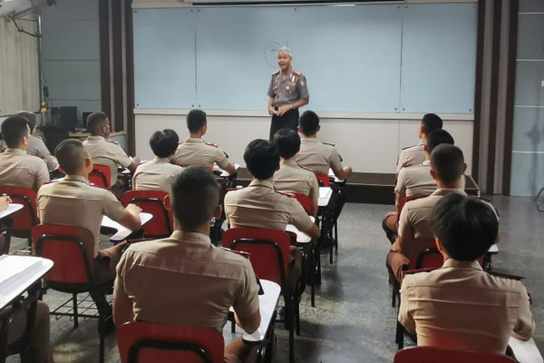 Gubernur Jateng, Ganjar Pranowo (tengah), saat berperan sebagai dosen Akpol dalam film "Sang Perwira" di Akpol Semarang, Jateng, Selasa (9/7). (Foto: Pemprov Jateng)