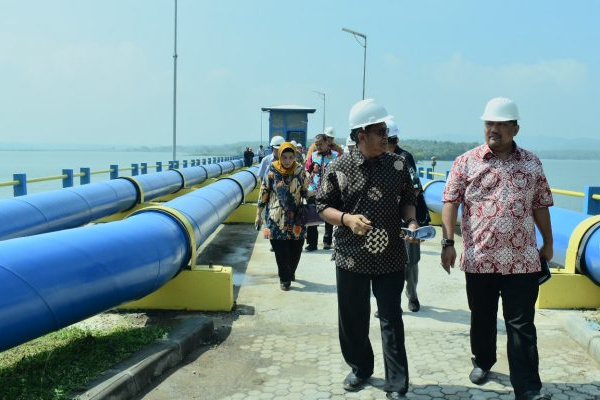 Komisi D DPRD Jateng memantau intake SPAM Wosusokas di Kabupaten Wonogiri, Jateng, Senin (29/4). (Foto: DPRD Jateng)