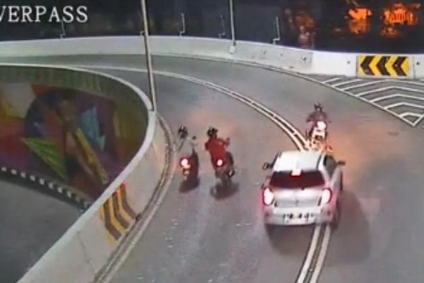 Cuplikan video kecelakaan yang menewaskan Retnoningtri (54) saat melintasi Jalan Layang Manahan, Kota Surakarta, Jateng, Senin (1/7). (Foto: rekaman CCTV Jalan Layang Manahan/ist)