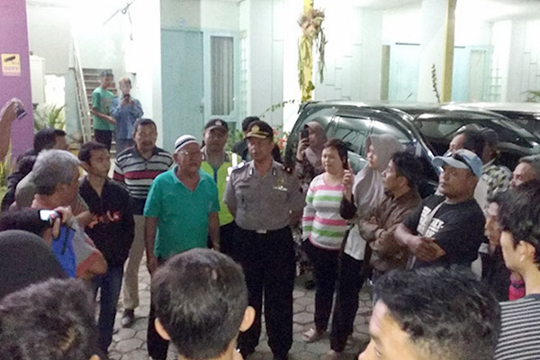 Suasana di depan hotel saat digeruduk warga RT 3 dan 4 RW 5, Kelurahan Purwokerto Wetan, Kecamatan Purwokerto Timur, Kabupaten Banyumas, Jawa Tengah (Jateng), Kamis (11/7) malam. (Foto: Radar Banyumas)