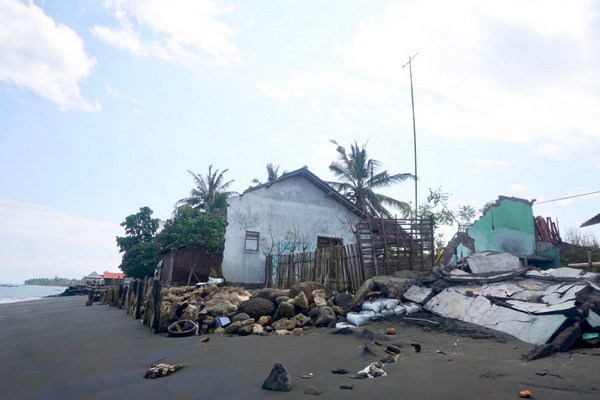 Rumah warga di Pantai Pebuahan, Desa Banyubiru, Kabupaten Jembrana, Bali, rusak akibat abrasi. (Foto: Mongabay/Luh De Suriyani)
