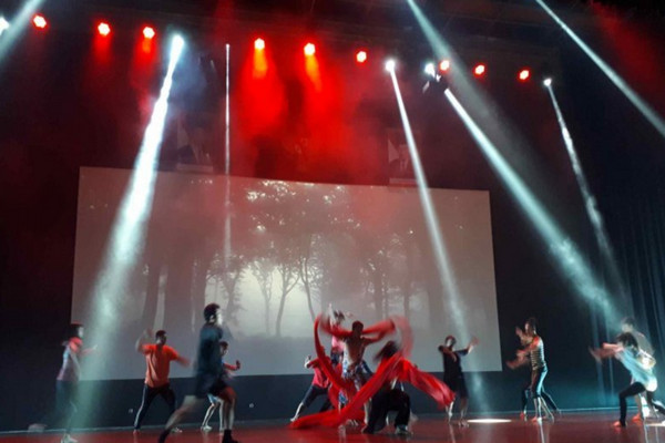 Para penari dari  ASEAN sedang gladi bersih untuk ASEAN Contemporary Dance Festival di Auditorium Sanata Dharma, Yogyakarta, Sabtu (13/7/2019). (Foto: Antara).