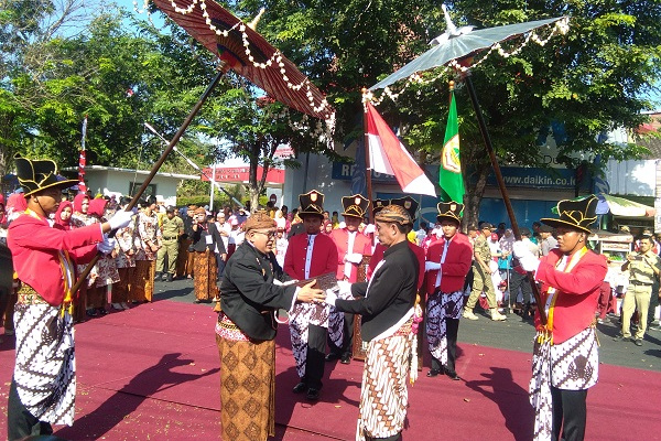 Bupati Sukoharjo, Wardoyo Wijaya (kiri), menerima petikan PP Nomor 16/SD1946 dari Sekretaris Daerah Agus Santosa sela prosesi kirab budaya di Rumah Dinas Bupati, Kabupaten Sukoharjo, Jateng, Senin (15/7). (Foto: KR/Wahyu Imam Ibadi)