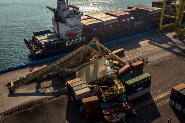 Salah satu derek kotak kargo roboh akibat terbentur kapal peti kemas, MV Soul of Luck, di Terminal Peti Kemas (TPK) Pelabuhan Tanjung Emas, Kota Semarang, Jateng, Senin (15/7). (Foto: Antara Foto/Aji Styawan)