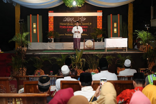 Wagub Jateng, Taj Yasin, memberikan sambutan sela peresmian Madrasah Ibtidaiah Yayasan Pendidikan Roudlotut Tholibin di Desa Dorokandang, Kecamatan Lasem, Kabupaten Rembang, Jateng, Sabtu (13/7). (Foto: Pemprov Jateng)