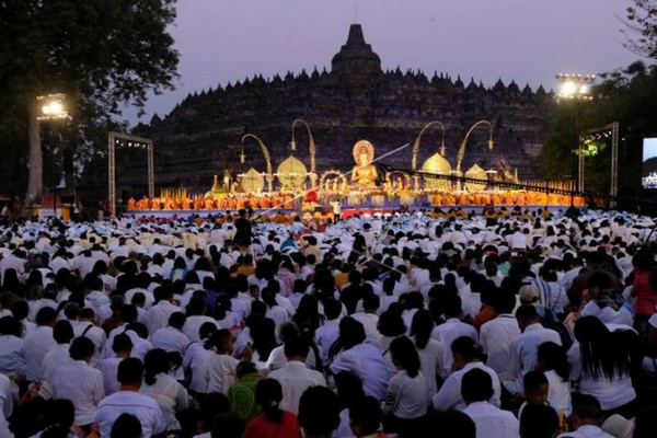 Ribuan umat Buddha bermeditasi saat perayaan Maha Puja Asadha 2563/2019 di Candi Borobudur, Kabupaten Magelang, Jateng, Minggu (14/7). (Foto: Antara Foto/Anis Efizudin)