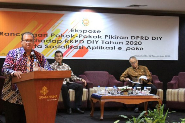 Ketua DPRD DIY 2014-2019, Yoeke Indra Agung Laksana (berdiri di podium). (Foto: DPRD DIY)