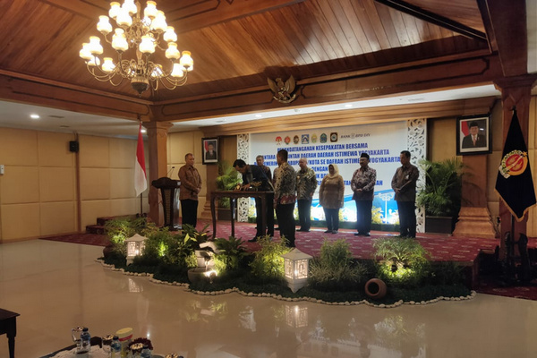 Prosesi penandatanganan MoU Optimalisasi PAD antara pemda se-DIY dengan BPD DIY di  kompleks Kepatihan, Kota Yogyakarta, DIY, Selasa (16/7). (Foto: Twitter/@KPK_RI)