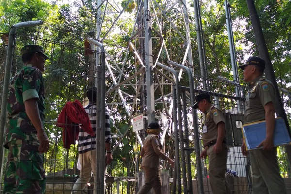 Prosesi pembongkaran tower telekomunikasi PT Protelindo di Desa Golantepus, Kecamatan Mejobo, Kabupaten Kudus, Jateng, Selasa (16/7). (Foto: Antara/Akhmad Nazaruddin Lathif)