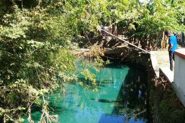 Seorang warga mengamati perubahan warna di Kali Langsur, Kelurahan/Kabupaten Sukoharjo, Jateng. (Foto: Elshinta/Deni Suryanti)