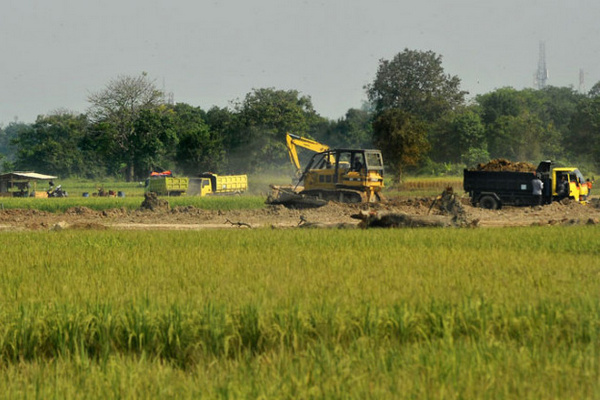 Alat berat tengah menguruk areal persawahan untuk diubah menjadi kawasan perumahan di Kecamatan Kasemen, Kabupaten Serang, Banten, 30 Juli 2018. (Foto: Antara Foto/Asep Fathulrahman)