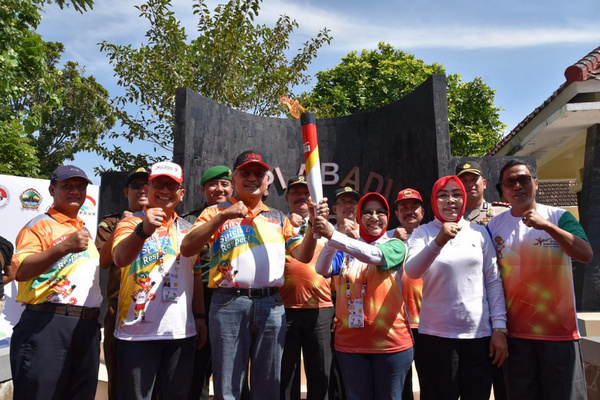 Salah satu prosesi pengambilan api abadi Mrapen tanda dimulainya ASEAN Schools Games (ASG) XI di Desa Manggarmas, Kecamatan Godong, Kabupaten Grobogan, Jateng, Rabu (17/6). (Foto: Pemprov Jateng)