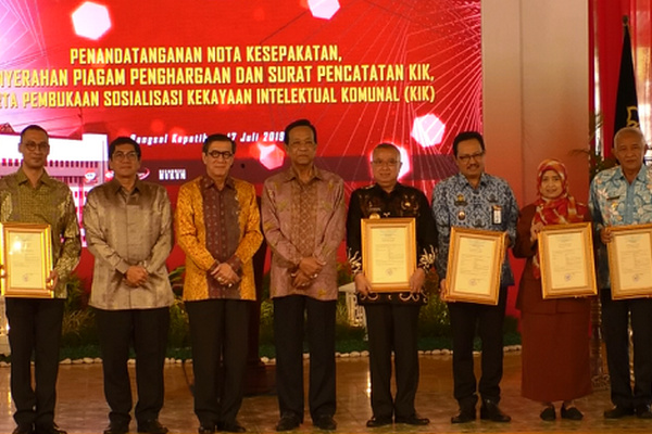 Foto bersama sela penyerahan Penghargaan Kekayaan Intelektual Komunal (KIK) dari Kemenkumham di Bangsal Kepatihan, Kota Yogyakarta, DIY, Rabu (17/7). (Foto: Kemenkumham DIY)