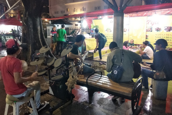 Kawasan kuliner lesehan di Malioboro, Kota Yogyakarta, DIY. (Foto: Google Maps/Alan Wafer)