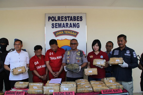 Jajaran Polrestabes Semarang kala memberikan keterangan terkait penggagalan distribusi ganja 30 kilogram dari Jakarta tujuan Surabaya di Mapolrestabes Semarang, Jateng, Kamis (18/7). (Foto: Facebook/Humas Polrestabes Semarang)